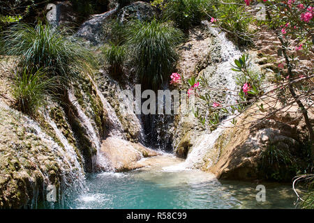 Natürlicher Wasserfall und See im Polylimnio Bereich. Griechenland Stockfoto