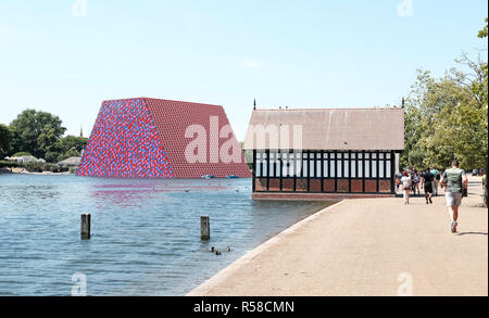 LONDON - Juli 3, 2018: Das schwimmende Öl fass Anzeige auf dem Serpentine, Hyde Park, London. Die Londoner Mastaba von bulgarischen Künstlers Christo. Stockfoto