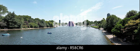 LONDON - Juli 3, 2018: Panoramablick auf der Serpentine im Hyde Park von der Serpentine Brücke. Stockfoto