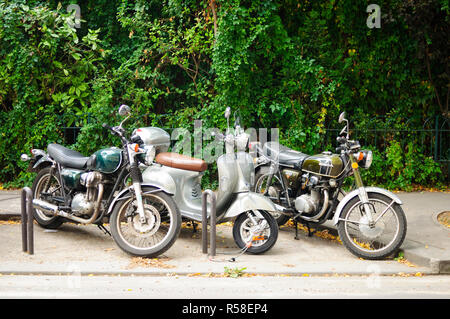 Paris, Frankreich, Vespa Quatschende und andere Fahrräder auf der Straße geparkt Stockfoto