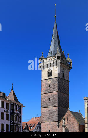 Die kapfurm Beffroi am Marktplatz in Obernai im Elsass Stockfoto