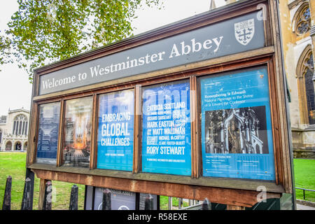 Zur Westminster Abbey signage board Willkommen die Einrichtung in der Nähe des Eingangs von Westminster Abbey in Westminster, London, England, Großbritannien Stockfoto