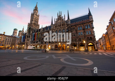 Nacht Panorama des Marienplatzes und der Münchner Rathaus in München. Stockfoto