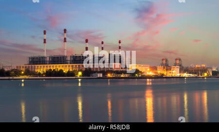 Landschaft-Kessel im Strom-Kraftwerk in der Nacht. Strom-Kraftwerk. Stockfoto