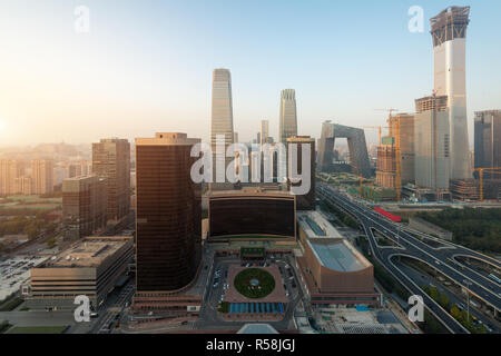 Hohe Betrachtungswinkel von Beijing Central Business District Wolkenkratzer Gebäude bei Sonnenuntergang in Peking, China. Stockfoto