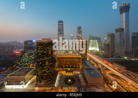 Hohe Betrachtungswinkel von Beijing Central Business District Wolkenkratzer Gebäude bei Nacht in Peking, China. Stockfoto