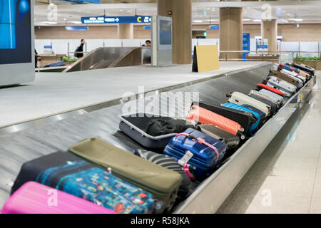 Koffer oder Gepäck mit Förderband am Flughafen. Stockfoto