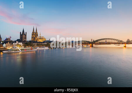 Bild von Köln mit dem Kölner Dom, Rhein und Hohenzollernbrücke während der Dämmerung blaue Stunde in Deutschland. Stockfoto