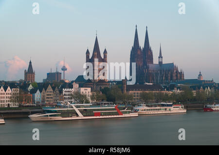 Bild von Köln mit Kölner Dom mit Rhein während der Dämmerung blaue Stunde in Deutschland. Stockfoto
