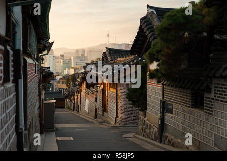 Traditionelle koreanische Architektur Bukchon Hanok Village in Seoul, Südkorea. Stockfoto