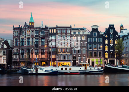 Amsterdam Stadt Nachtansicht der Niederlande traditionelle Häuser mit Fluss Amstel in Amsterdam, Niederlande Stockfoto