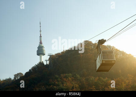 Namsan N Seoul Tower mit der Linie der Seilbahn am Sonnenuntergang im Herbst in Seoul, Südkorea. Stockfoto