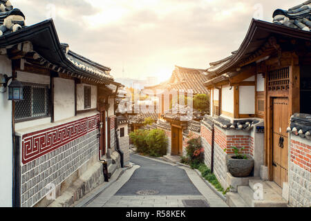 Traditionelle koreanische Architektur Bukchon Hanok Village in Seoul, Südkorea. Stockfoto