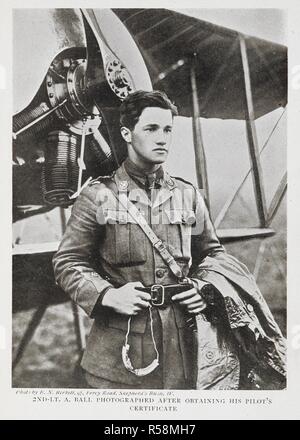 2Nd Lt. A. in der Kugel fotografiert nach Erlangung des Zertifikats seine Pilot'. Ball stand vor einer veralteten Caudron G.3, weithin als Trainer 1915 â € "16 verwendet. Albert Kugel, VC, DSO, MC & zwei Bars (14. August 1896 â € "7. Mai 1917) war ein englischer Jagdflieger im Ersten Weltkrieg. Zum Zeitpunkt seines Todes war er, mit 44 Siegen, des Vereinigten Königreichs führenden Flying Ace. . Kapitän Kugel, V.C.: die Karriere von Flight-Commander Ball, etc. [mit Platten.]. London: Herbert Jenkins, 1918. Quelle: 010815. df.14 Platte gegenüberliegenden Seite 86. Autor: Briscoe, Walter Alwyn. Birkett, E.N. Stockfoto