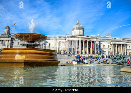 Atmosphäre am Brunnen am Trafalgar Square vor der Nationalen Galerie Museum in Westminster, London, England, Vereinigtes Königreich Stockfoto