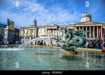 Atmosphäre am Brunnen am Trafalgar Square vor der Nationalen Galerie Museum in Westminster, London, England, Vereinigtes Königreich Stockfoto