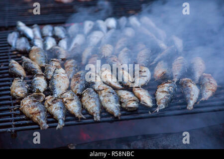 Sardinen vom Grill auf der Straße zu grillen. Hot typische Portugal Essen Stockfoto