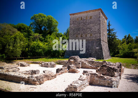 Blick auf die Ruinen der venezianischen Turm der antiken Stadt Butrint in der Nähe von Saranda, Albanien Stockfoto