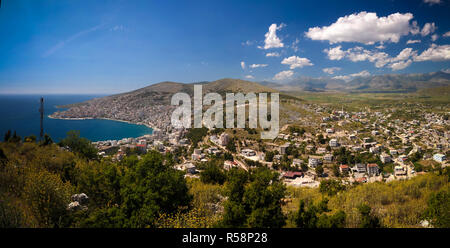 Antenne Panoramablick auf die Stadt und die Bucht von Saranda Ionische Meer Lekuresi Schloss in Albanien Stockfoto