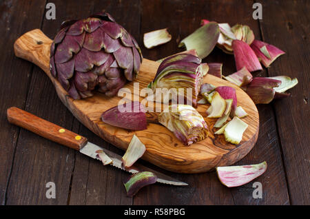 Römische Artischocken auf einem Holzbrett Stockfoto