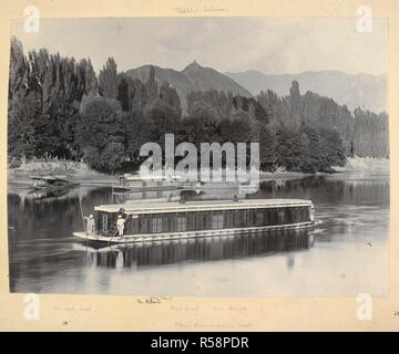 Hausboote in Srinagar. Eine Ansicht, die sich wahrscheinlich auf dem Dal Lake, mit dem Hügel von Takht-i-Sulaiman im Hintergrund. Die große Hausboot im Vordergrund ist die Zugehörigkeit zu Henri Dauvergne, die kleineren Boot hinter (mit Cook's Boot und dunga) Kay Robinson's identifiziert. Fotoalbum von Edward Kay Robinson. 1890. Quelle: Foto 291 / (24). Autor: Unbekannt. Stockfoto