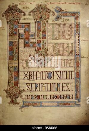 St. Mark's Gospel; Incipit Seite. Lindisfarne Gospels. N.E. England [Lindisfarne]; 710-721. [Ganze folio] Incipit Seite nach St. Mark's Gospel. Text mit verzierten Buchstaben 'INI'. Dekoriert grenzen Bild von Lindisfarne Gospels. Ursprünglich publiziert/produzierte an N.E. England [Lindisfarne]; 710-721. . Quelle: Baumwolle Nero D IV, w.95. Sprache: Latein, mit den angelsächsischen Glossen. Stockfoto