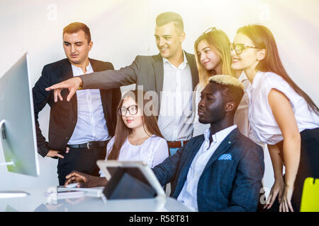 Mitarbeiter des Unternehmens arbeiten in Software-Entwicklung und Designer-Büro Stockfoto