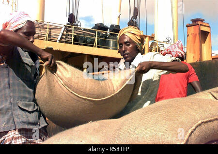 1993 - Somalische Arbeitnehmer ein Schiff, Säcke von Weizen durch die Europäischen Gemeinschaften in den Hafen von Mogadischu, Somalia gespendet entladen. Diese Mission wird zur Unterstützung der Operation Restore Hope. Stockfoto