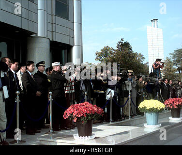 10/27/1988 - Mitglieder des lokalen und militärischen drücken Sie dokumentieren die Karawane von 501 Rinder und 50 Fahrzeugen, wie sie ein kommunistisches Nordkorea von Panmunjom, der Republik Korea, Okt. 27, 1998. Stockfoto