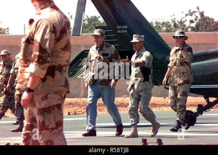 1992 - Präsident George Bush wird von US Marine Corps Gen. Robert B. Johnston, Commander, Joint Task Force seine Ankunft an der Amerikanischen Botschaft begrüßt. Stockfoto
