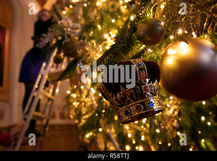 Die letzten Vorbereitungen sind zu einem 20 ft Norman Tanne Weihnachtsbaum in St. George's Hall auf Schloss Windsor, Berkshire, die für Weihnachten dekoriert wird gemacht. Stockfoto