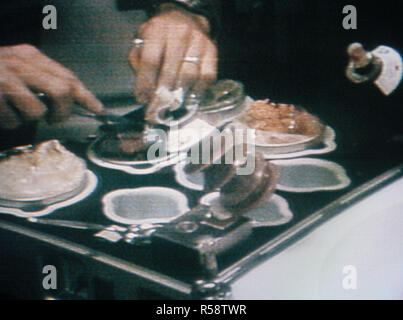 (1 August 1973) - - - ein Blick auf die Hände der Astronaut Jack R. Lousma, Skylab 3 Pilot, mit einem Besteck Besteck essen in Essen Station zu sammeln. Stockfoto