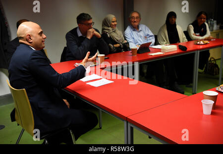 Innenminister Sajid Javid (links) spricht im Chrisp Street Ideas Store in Poplar, London, während einer Diskussionsrunde über das Anti-Terror-Programm zu verhindern. Stockfoto