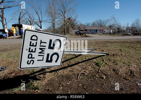 8. Februar 2008, Polk County, AR-- Hinweisschild verbogen durch Tornado, die der Staat fegten. Kirche Freiwilligen in der bacground Versuch Wertsachen aus dem Haus, die zerstört wurde, zu retten. Stockfoto