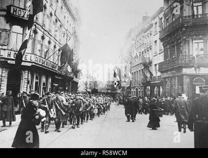 Die geschlagen und besiegt die deutsche Armee auf dem Rückzug. Deutsche Truppen auf dem Marsch durch die Stadt Lüttich. Es ist von grossem Interesse der Alliierten Flags, die die Straßen schmücken zu beachten. Auf der linken Seite können die Union Jack, während von den Häusern auf der rechten Seite die Sterne gesehen werden und gestreiften sind Flattern inmitten der Alliierten Fahnen. Stockfoto