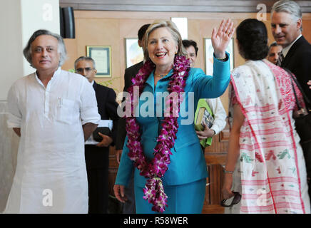 Us-Außenministerin Hillary Rodham Clinton die Menge grüßt am ITC Green Centre in Gurgaon, außerhalb von New Delhi, Indien, 19. Juli 2009. Zu ihrer Linken wird Minister für Umwelt und Wälder Jairam Ramesh, zu Ihrer Rechten (zurück in die Kamera) Meera Shankar, der indischen Botschafter in den USA, und Timothy J. Roemer, US-Ambassador-Designate nach Indien Stockfoto