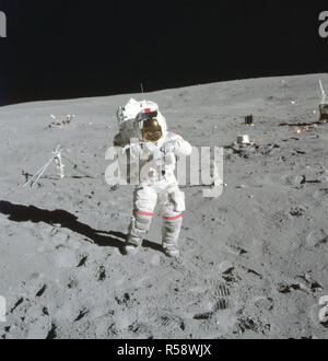 (21 April 1972) - - - Astronaut John W. Young, Kommandant der Apollo 16 Mondlandung Mission, steht im Apollo Lunar Surface Experiment Package (ALSEP) Einsatzort während der ersten Apollo 16 Extra Vehicular Activity (EVA) der Descartes Landeplatz. Stockfoto
