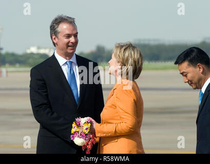 US-Außenministerin Hillary Clinton wird durch Botschafter Eric G. John bei ihrer Ankunft in Bangkok, Thailand am Dienstag, 21. Juli 2009 begrüßt. Stockfoto