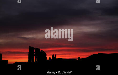 Die Sonne über die Ruinen von Tynemouth Priory in North Shields. Stockfoto