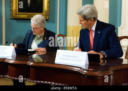 2/18/2015 - Abteilung der staatlichen Überwachung der Luft - Administrator Gina McCarthy und Außenminister John Kerry Stockfoto