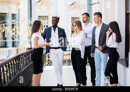 Geschäftsleute, die von beiden Organisationen treffen und diskutieren ein Abkommen Stockfoto