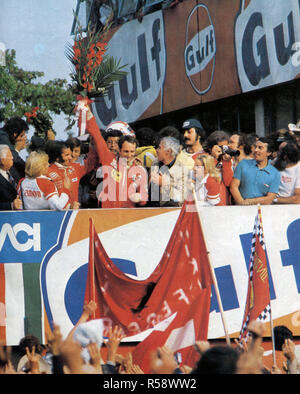 Monza, Autodromo Nazionale, 7. September 1975. XLVI italienischen Grand Prix. Dank dem dritten Platz am Ende des Rennens erreicht, die Scuderia Ferrari, der Österreichischen Niki Lauda, ​​Is feierte auf dem Podium als neuer Formel-1-Weltmeister; zu seiner Rechten, er ist durch den scheidenden Meister geehrt, der Brasilianer Emerson Fittipaldi von McLaren Stockfoto