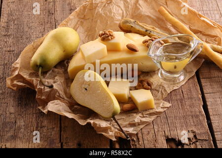 Greyerzer Käse auf einem hölzernen Hintergrund Stockfoto