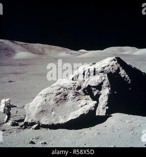 In diesem Apollo 17 onboard Foto, Lunar Module pilot Harrison H. Schmitt sammelt Gesteinsproben aus einem riesigen Felsblock in der Nähe des Tals der Tourus-Littrow auf der Mondoberfläche. Stockfoto