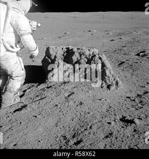 Astronauten Alan Shepard steht neben großen Boulder von Apollo 14 Crew gefunden Stockfoto