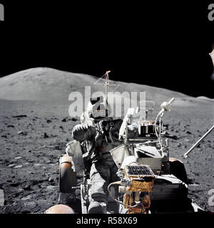 (13 Dez. 1972)------- Wissenschaftler - Astronaut Harrison H. Schmitt ist fotografiert im Lunar Roving Vehicle (LRV) an Station 9 sitzt (Van Serg Krater) Während der dritten Apollo 17 Extra Vehicular Activity (EVA) der Taurus-Littrow Landeplatz. Stockfoto