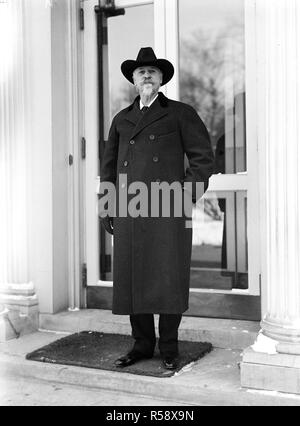 Buffalo Bill Cody. 1913-1917 stehen im Winter Mantel Stockfoto