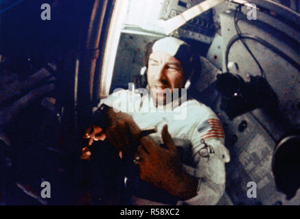 (21-27 Dez. 1968) - - - Astronaut James A. Lovell jr., Befehl Modul Pilot, ist während intravehicular Aktivität (IVA) auf der Apollo 8 Lunar Orbit Mission gezeigt. Stockfoto