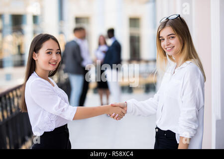 Bild von zwei zuversichtlich Geschäftsfrauen handshaking Stockfoto