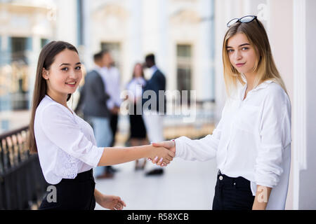 Bild von zwei zuversichtlich Geschäftsfrauen handshaking Stockfoto